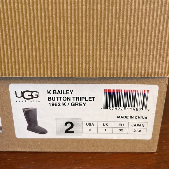 UGGS K Bailey Button Triplet, Size 2 - Picture 15 of 15